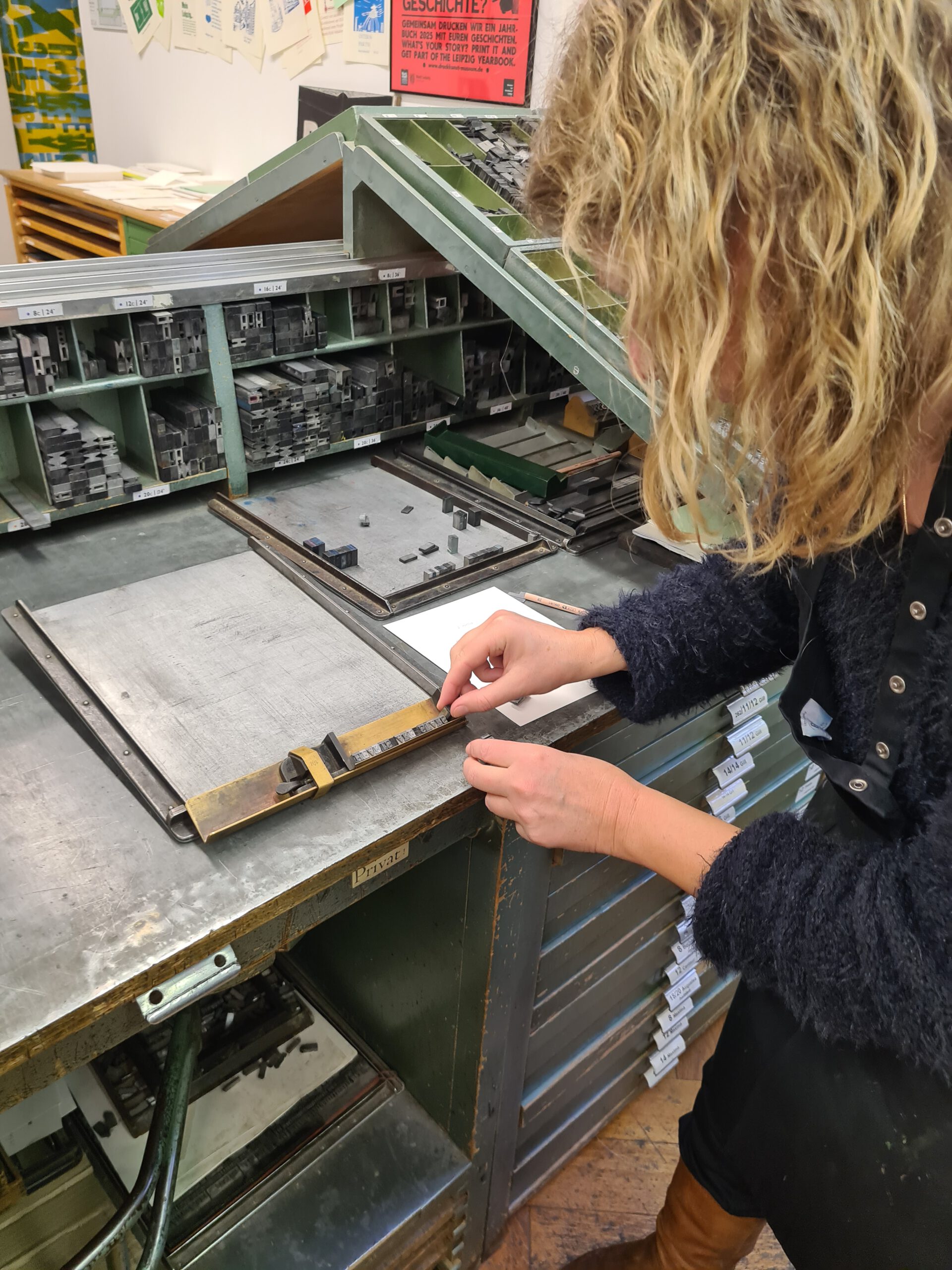 Workshop Druck-dich-aus, im Museum für Druckkunst, Teilnehmerin im Handsatz