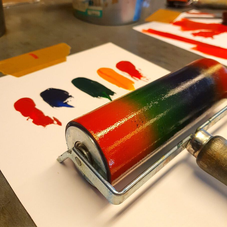 Farbwalze mit Regenbogenfarbe.