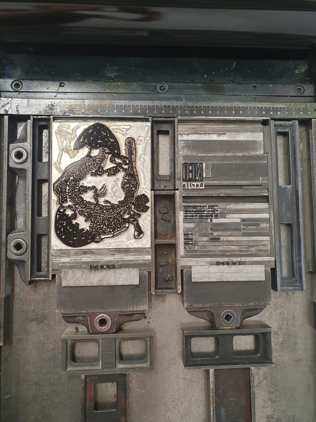 Blick auf den Drucktisch mit zweiseitigem Satz