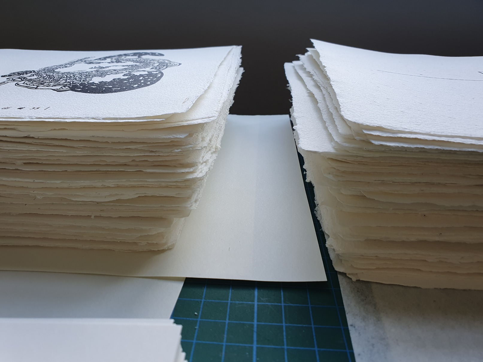 Ansicht zweier fertig gedruckter Stapel