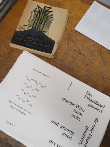 Blick auf einen Druckbogen, bereit zum zweiten Druckgang.