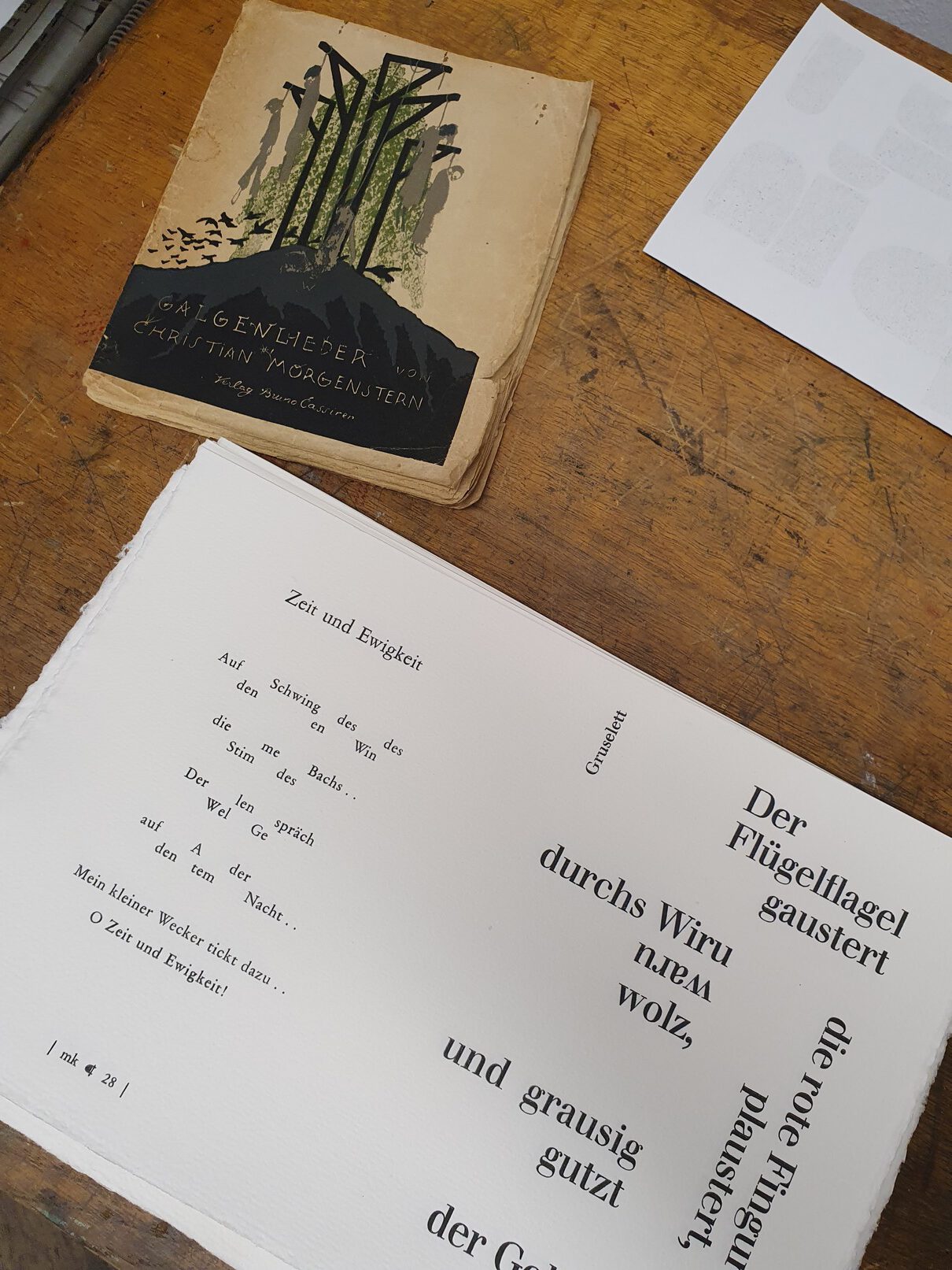 Blick auf einen Druckbogen, bereit zum zweiten Druckgang.