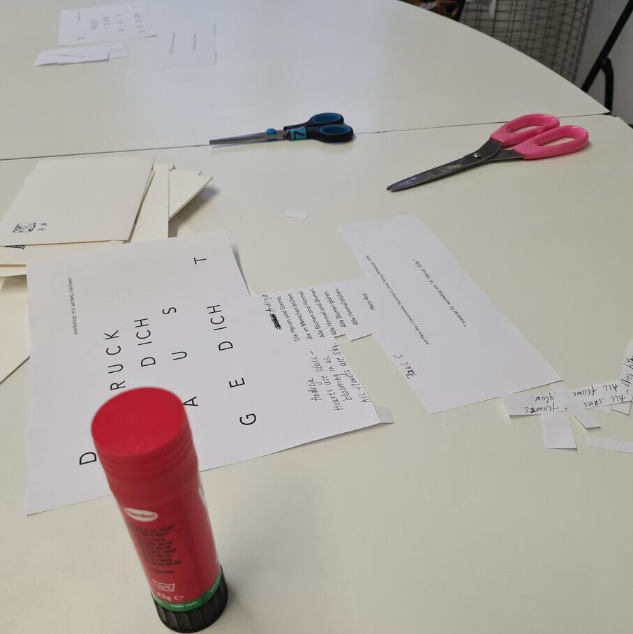 Auf einem Tisch liegen zerschnittene Vorlagen für den Entwurf.