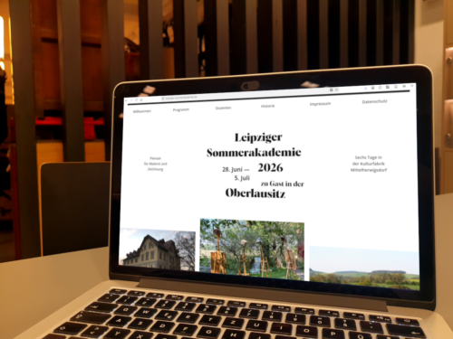 Auf einem Laptop wird die Startseite der Leipziger Sommerakademie angezeigt.