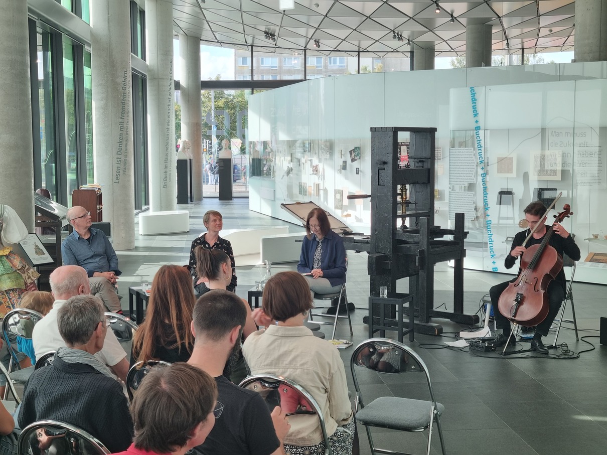 Alejandro Barria interpretiert das Gedicht Poema Naturale mit Cello und Loops