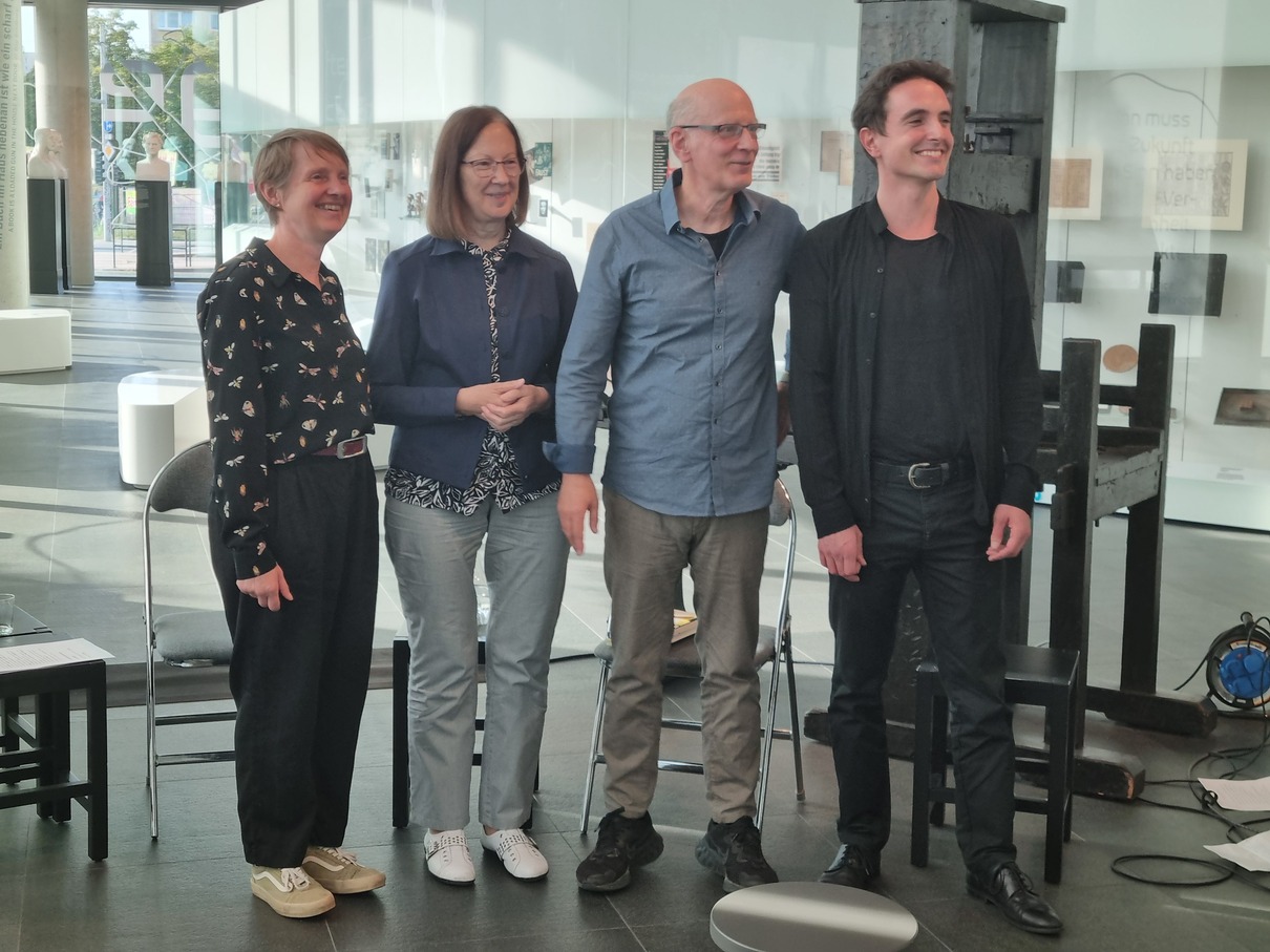 Die Künstlerin Annett Riechert, die Autorin Roza Domascyna, der Verleger Andreas Heidtmann und der Cellist Aljandro Barria